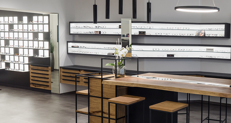 Modern gestalteter Verkaufsraum von Optik Osswald in Burgau mit großer Brillenauswahl, stilvollem Interieur und individueller Beratungszone für hochwertige Sehlösungen.